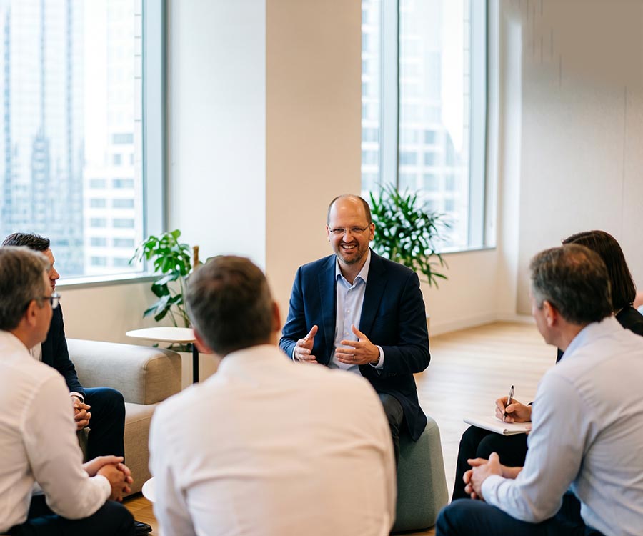 Matthias Koch im Gespräch mit einer Gruppe von Menschen